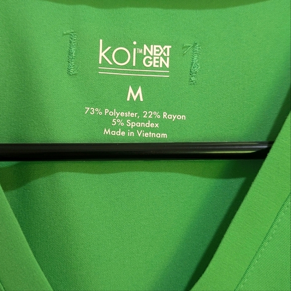 Koi Next Gen Ready To Work Women's Vibrant Green V-Neck Tuck In Scrub Top - Picture 2 of 5